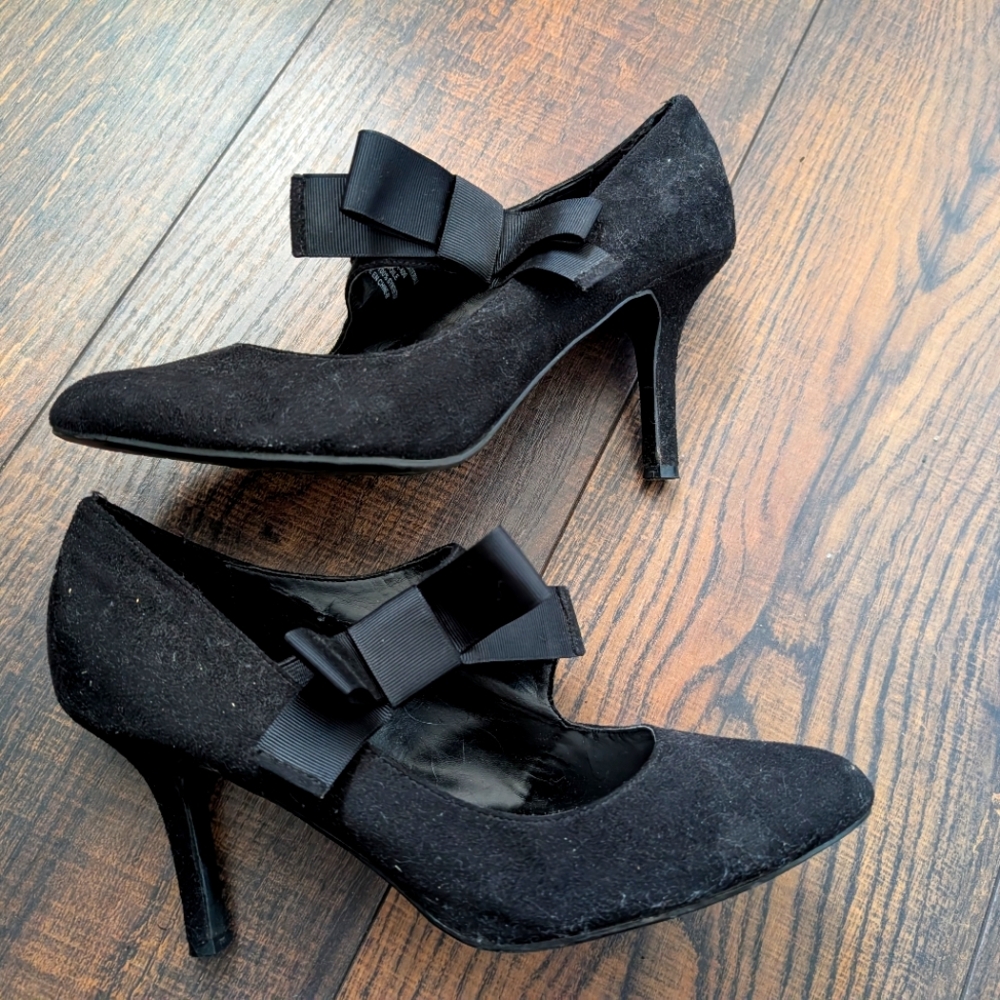 Elegant Black Heels with Bow Accent